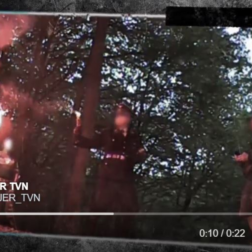 V odvážné reportáži polských novinářů se diváci zprostředkovaně účastní tajné lesní oslavy narozenin Adolfa Hitlera.