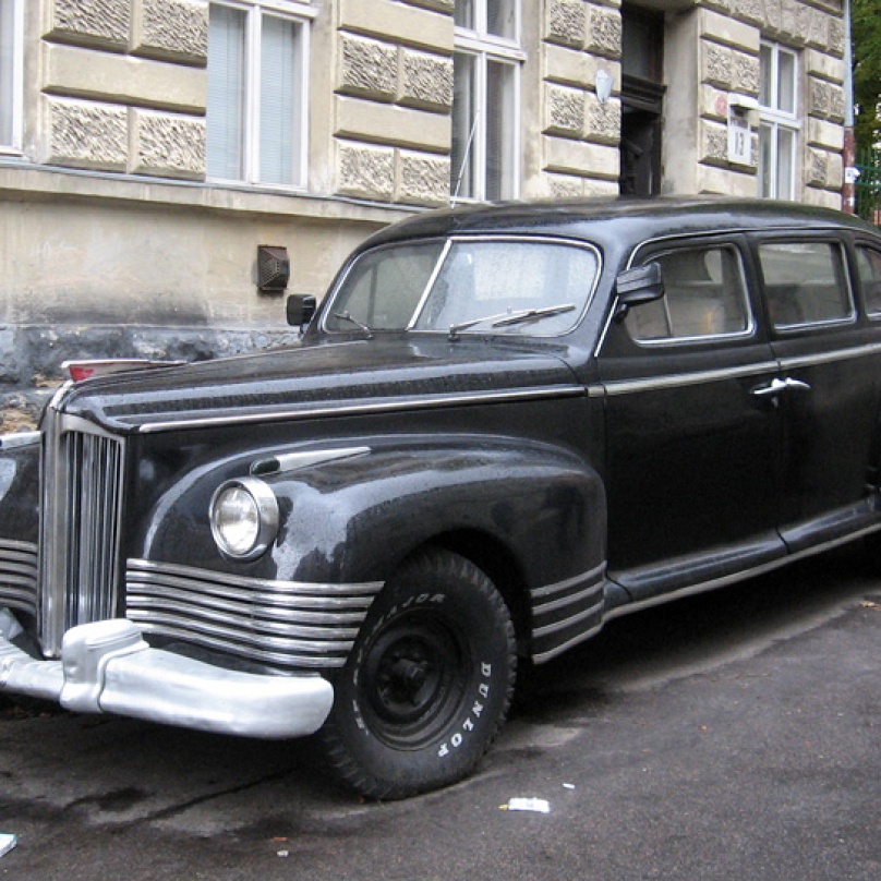 Státnická limuzína ZIS 110 byla vyráběna v letech 1945 až 1958. Inspirace Amerikou je patrná na první pohled.