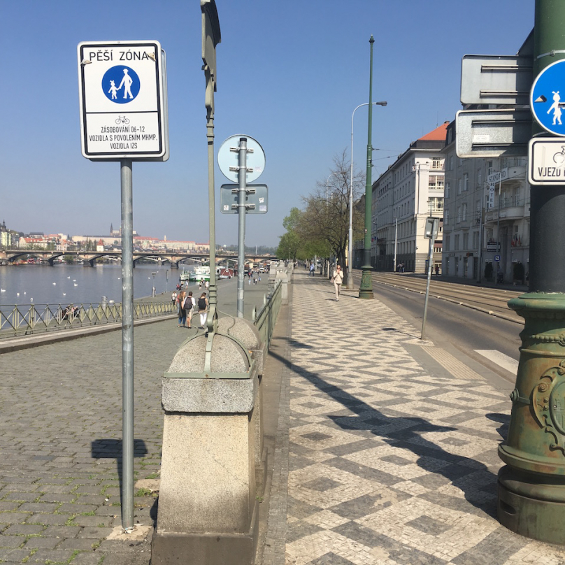 Náplavka u Výtoně. Nahoře je chodník, dole pěší zóna, obojí s pouze povoleným vjezdem cyklistů. Chodci tu mají přednost a cyklisté je nesmějí ohrozit. Což často nerespektují.