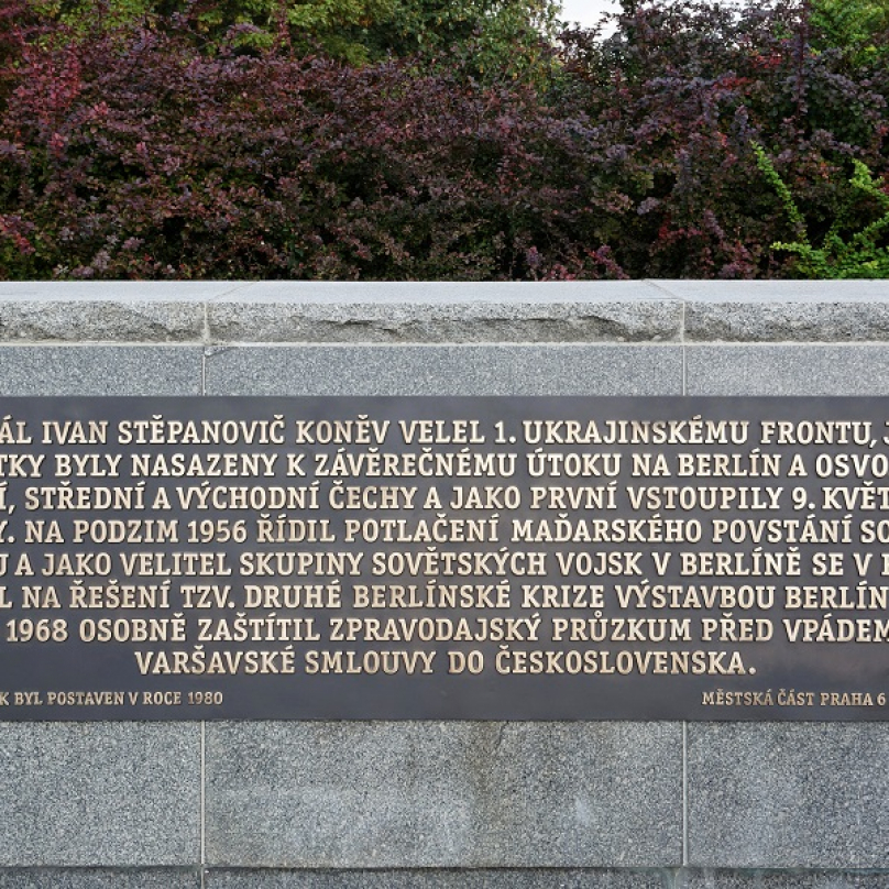 Rozporuplný nápis. Alespoň pro komunisty