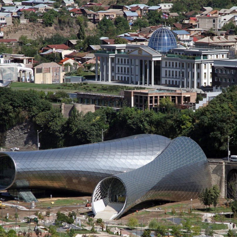 Koncertní a výstavní haly v parku Rhike v Tbilisi podle návrhu slavných italských architektů, manželů Fuksasových. Ve výstavbě jsou od roku 2010, teď probíhají poslední úpravy interiérů.