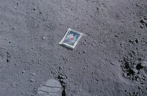 8. Astronaut Charles Duke zanechal fotografii své rodiny na Měsíci, 1972. 