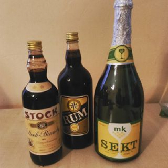 3# Pro slavnostnější příležitosti se krom Rumu dal pít ještě Sekt nebo třeba Fernet