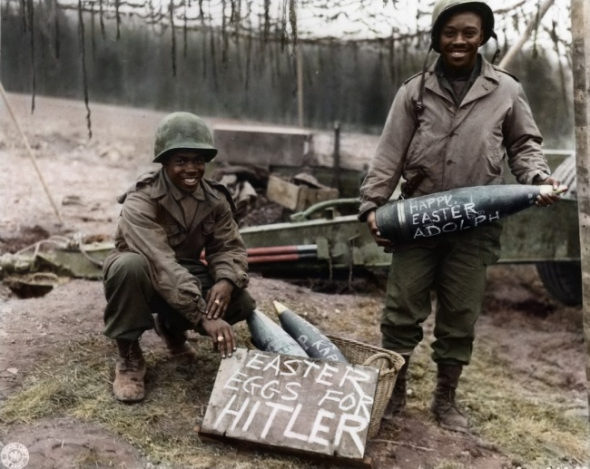 6. Vojáci během druhé světové války posílají Hitlerovi velikonoční dárek, 1944
