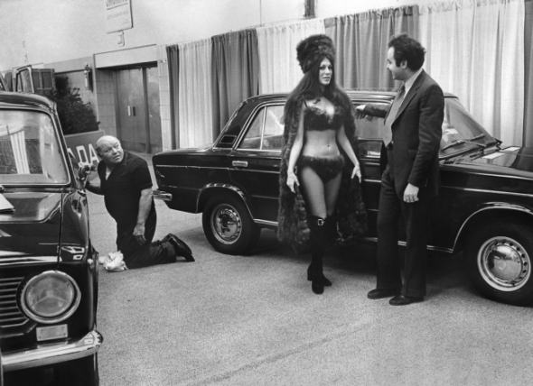 4. Modelky u luxusního auta? To tu bylo vždy. Tato fotka pochází z roku 1973, New York 