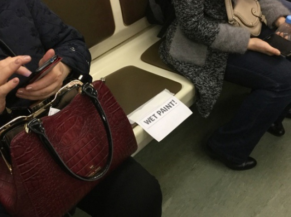 Rezervace se dělají už i v metru. Inu, doba pokročila.