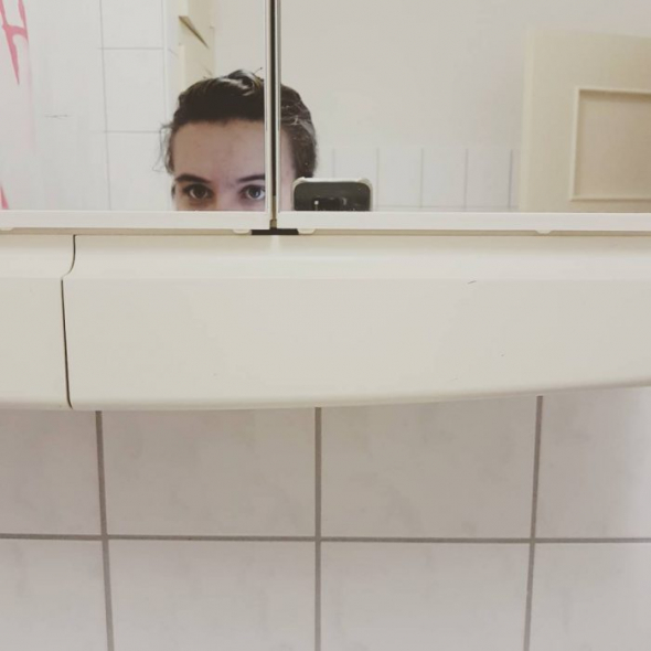 Fotit selfie WC je nadlidský úkol...