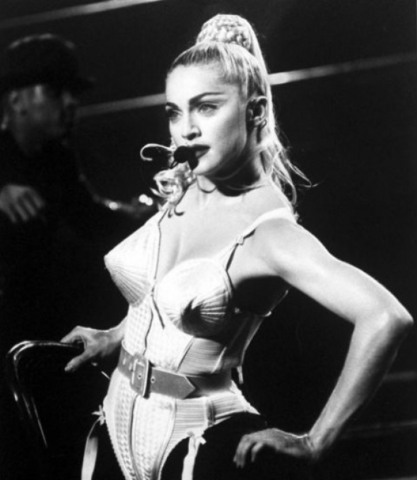 1990: Madonna a její kuželovitý korzet změnil pravidla spodního prádla