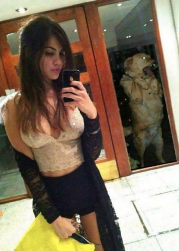 2# Z toho pohledu mrazí! Chtěla si udělat sexy selfie a misto toho má hororovou fotku!