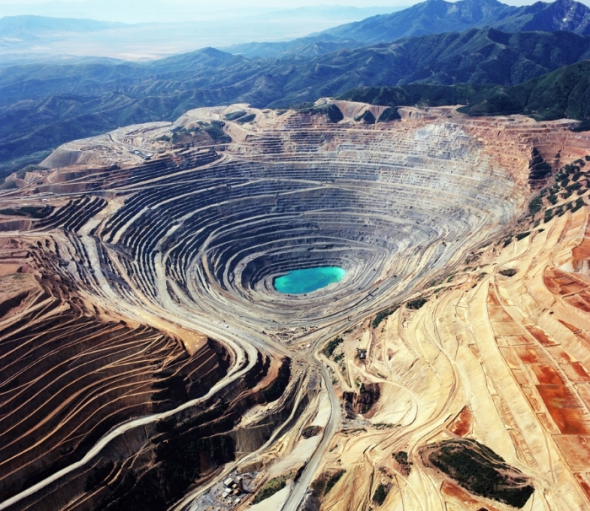 1) Důl Bingham Canyon, Utah