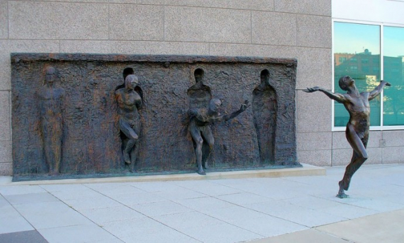  15. Proniknutí ze zeminy – Zenos Frudakis – Philadelfie, USA