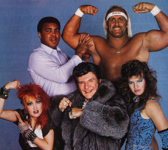  Muhammad Ali, Hulk Hogan, Cyndi Lauper, Liberace a Wendi Richter ukazují, o čem že byla 80. léta!