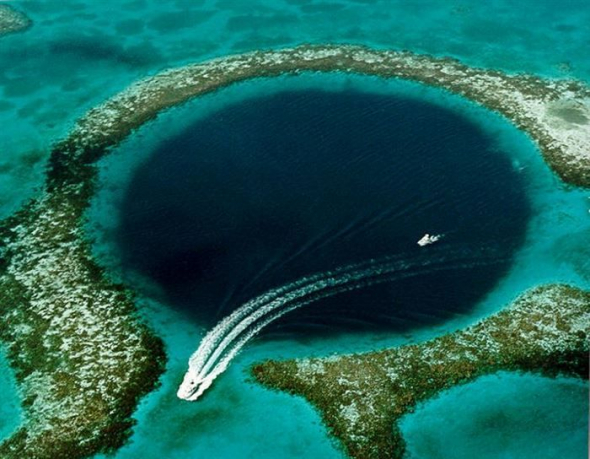 Great Blue Hole, zatopený závrt ve vodách Honduraského zálivu u pobřeží Belize